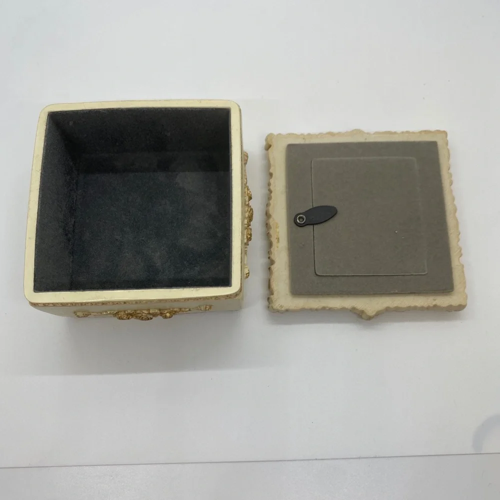 Vintage‎ plastic jewelry storage box #375